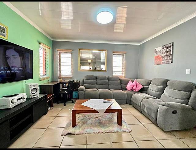 3 BEDROOM FREESTANDING FOR SALE IN RIVERTON